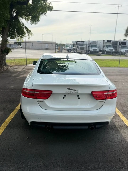 2019 Jaguar XE - Image 7 of 15