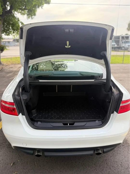 2019 Jaguar XE - Image 8 of 15