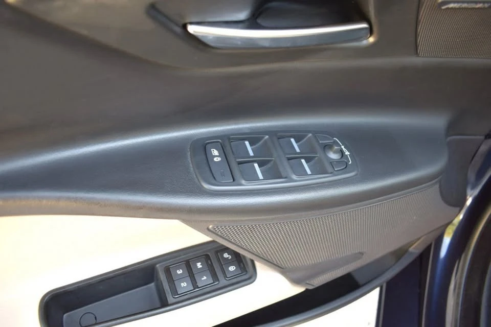 2019 Jaguar XE - Image 15 of 18