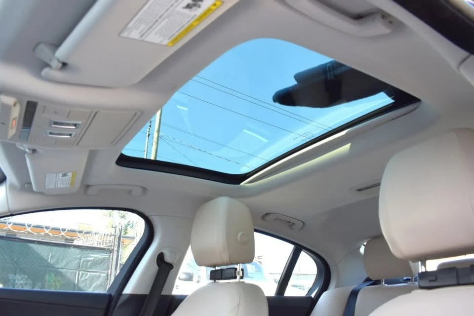 2019 Jaguar XE - Image 10 of 18