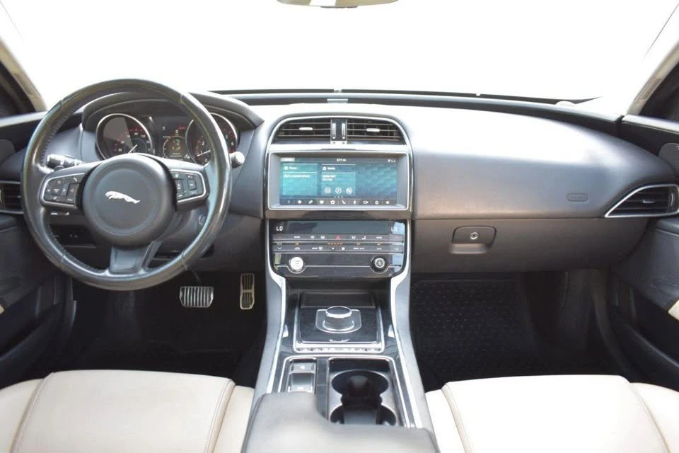 2019 Jaguar XE - Image 12 of 18