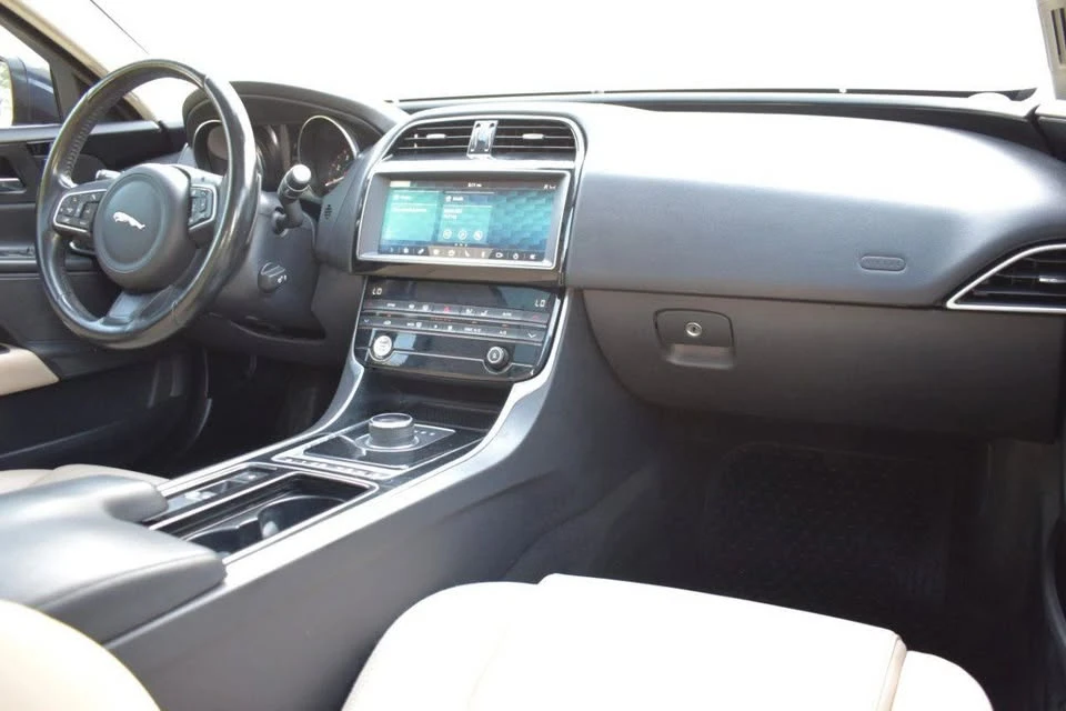 2019 Jaguar XE - Image 11 of 18