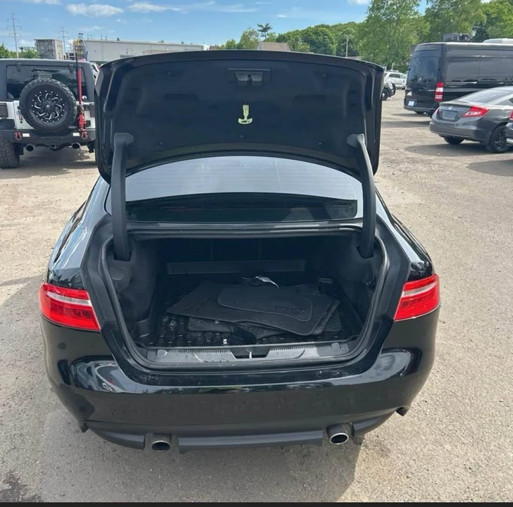 2019 Jaguar XE - Image 11 of 12