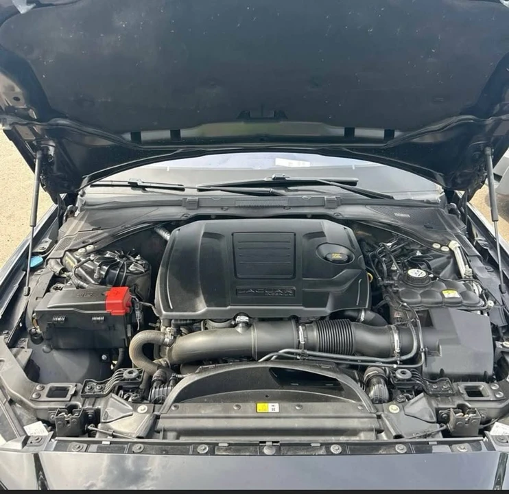 2019 Jaguar XE - Image 10 of 12