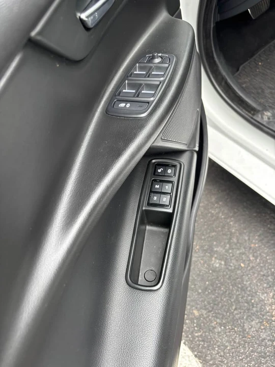 2019 Jaguar XE - Image 15 of 20