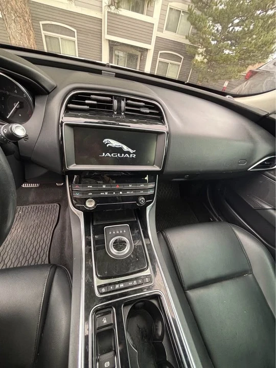 2019 Jaguar XE - Image 12 of 20