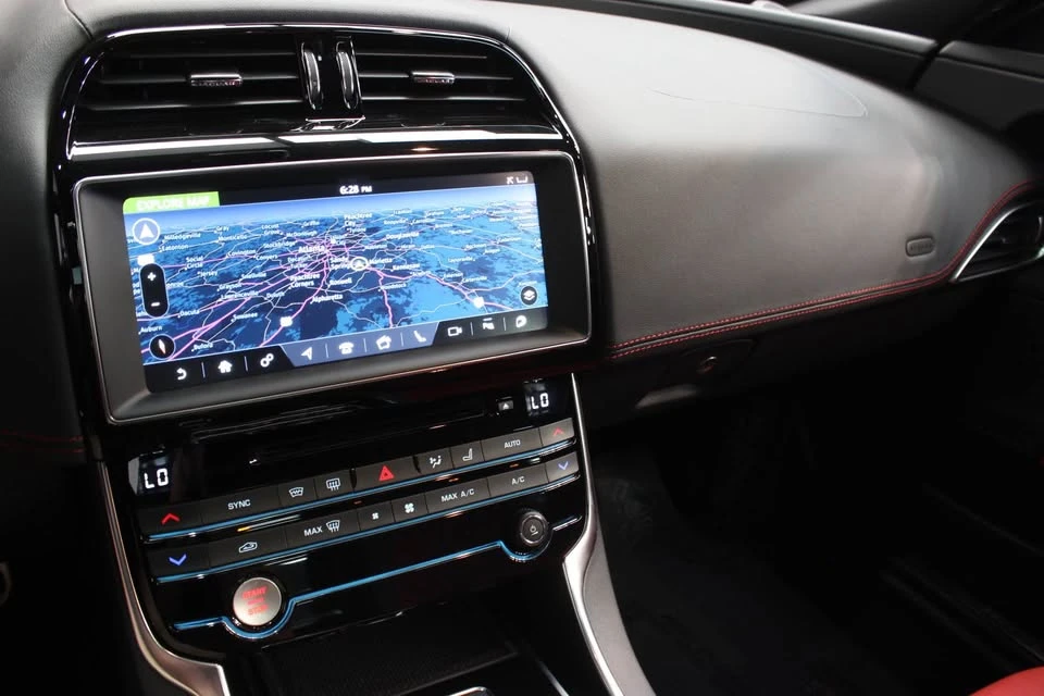 2019 Jaguar XE - Image 11 of 21