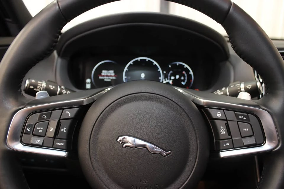 2019 Jaguar XE - Image 9 of 21