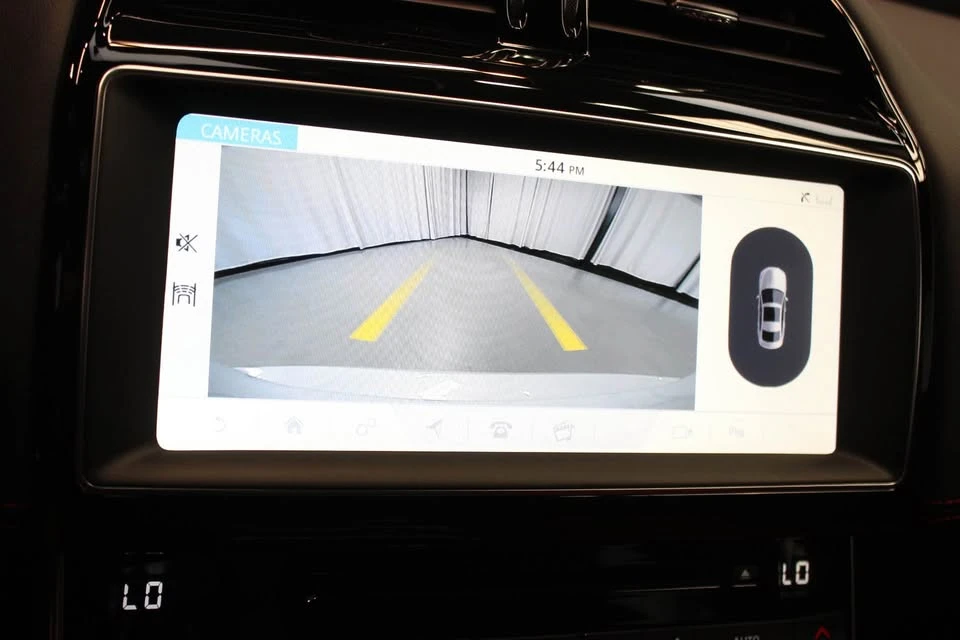 2019 Jaguar XE - Image 10 of 21