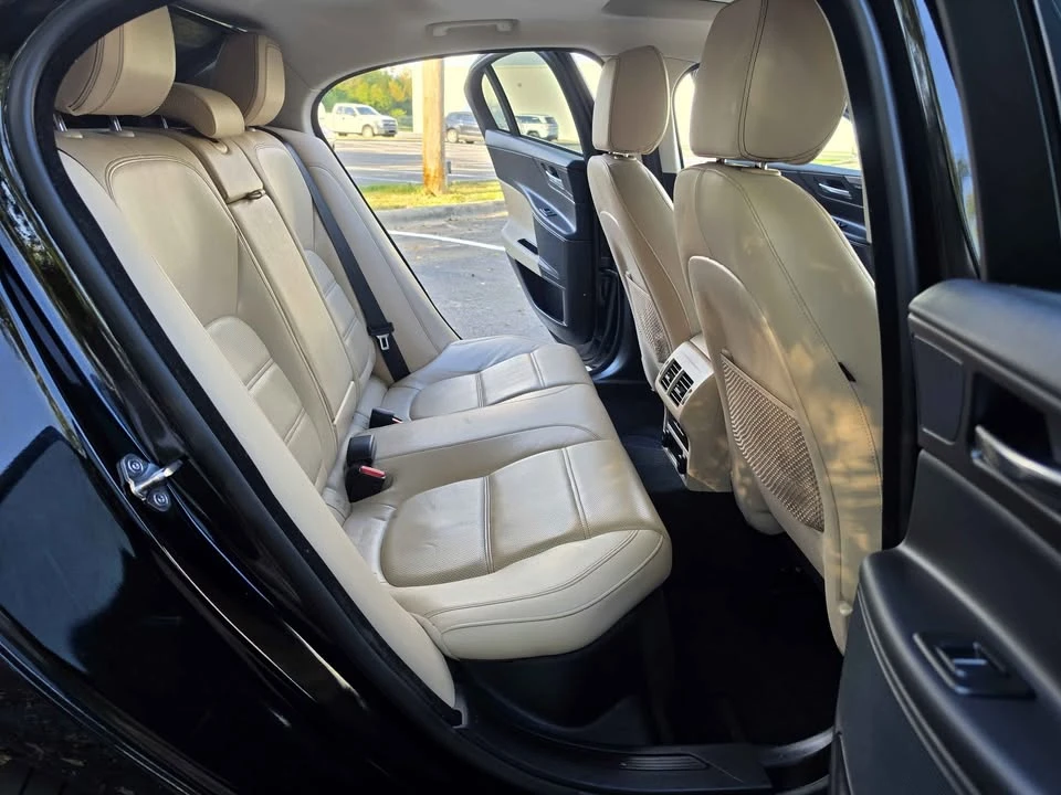 2019 Jaguar XE - Image 19 of 20