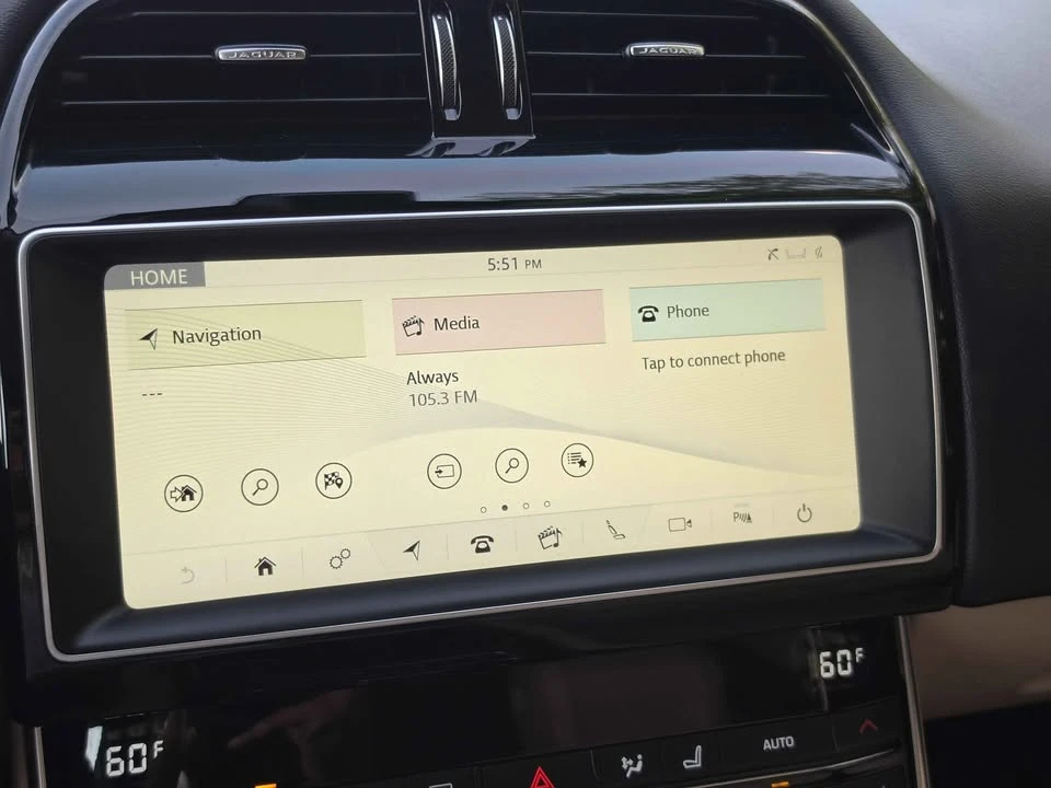 2019 Jaguar XE - Image 17 of 20