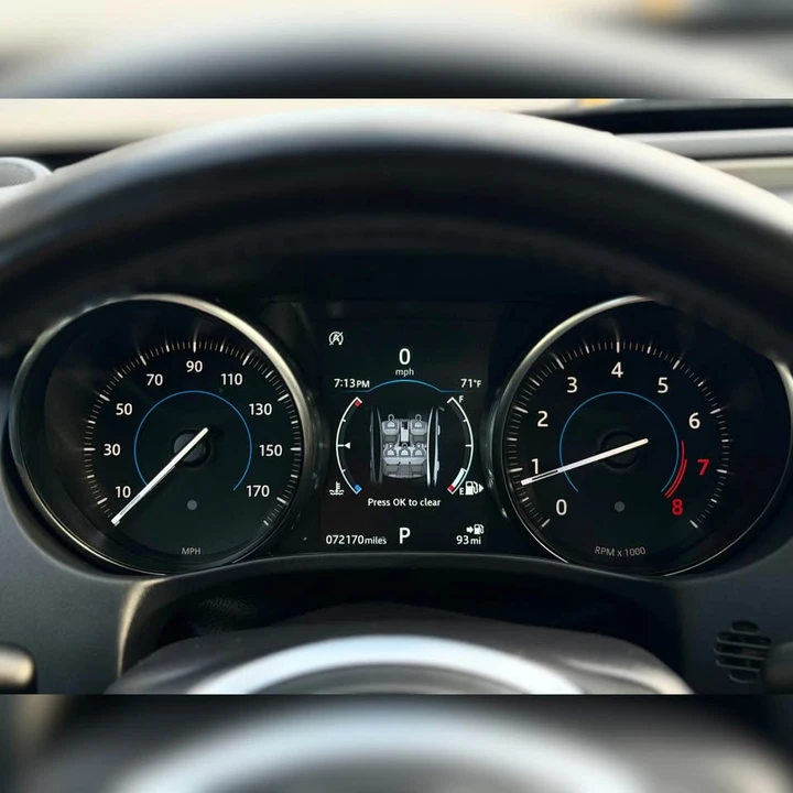 2019 Jaguar XE - Image 10 of 11
