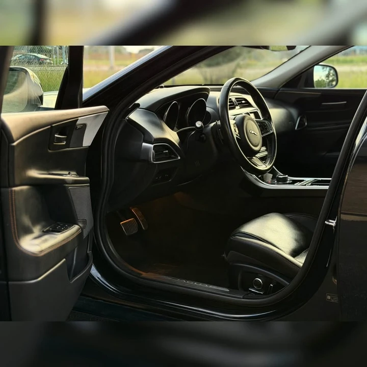 2019 Jaguar XE - Image 6 of 11