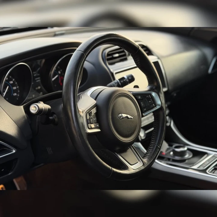 2019 Jaguar XE - Image 5 of 11