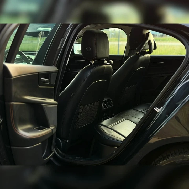 2019 Jaguar XE - Image 7 of 11