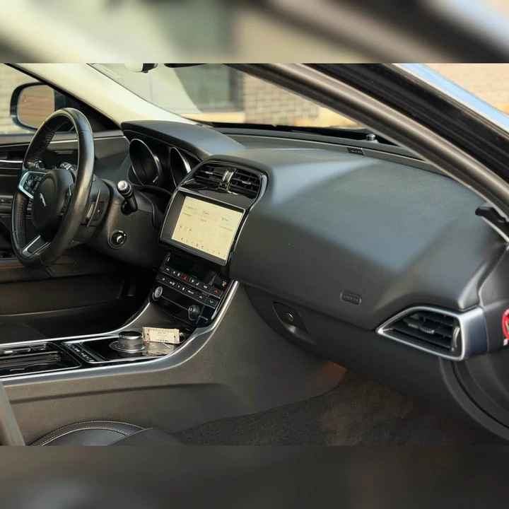 2019 Jaguar XE - Image 9 of 11