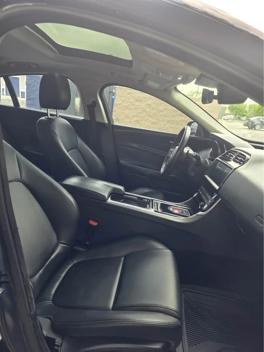 2019 Jaguar XE - Image 9 of 12