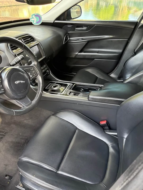 2019 Jaguar XE - Image 8 of 11