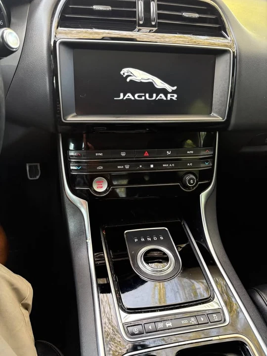 2019 Jaguar XE - Image 7 of 11
