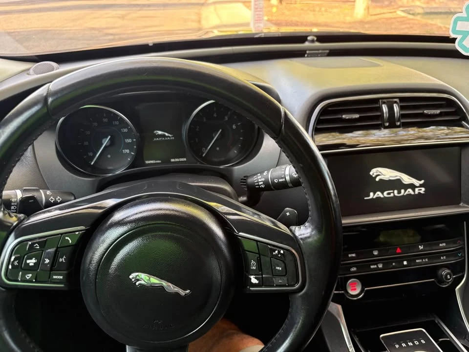 2019 Jaguar XE - Image 10 of 11
