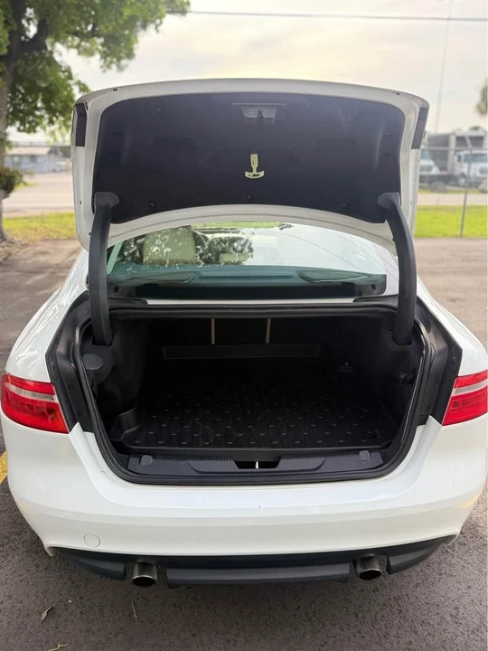 2019 Jaguar XE - Image 7 of 14