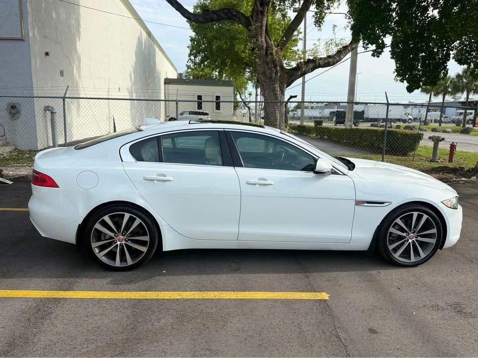 2019 Jaguar XE - Image 9 of 14
