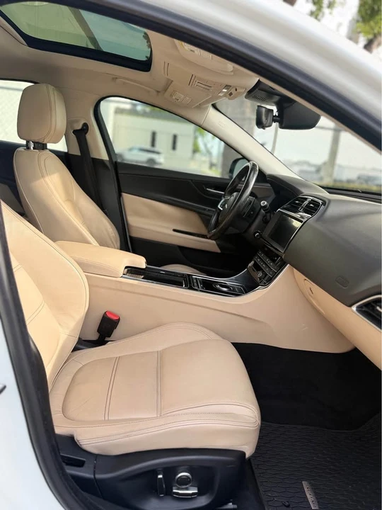 2019 Jaguar XE - Image 11 of 14