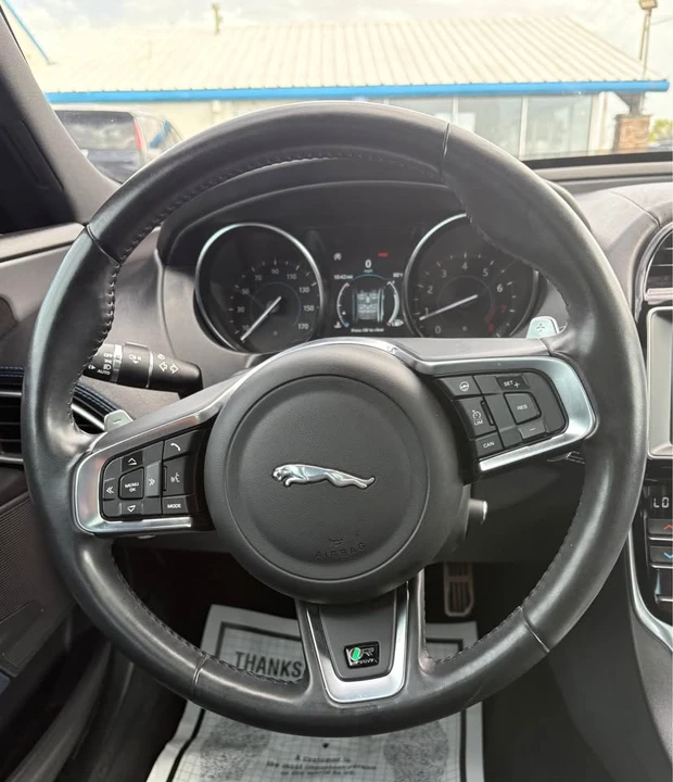 2019 Jaguar XE - Image 14 of 20