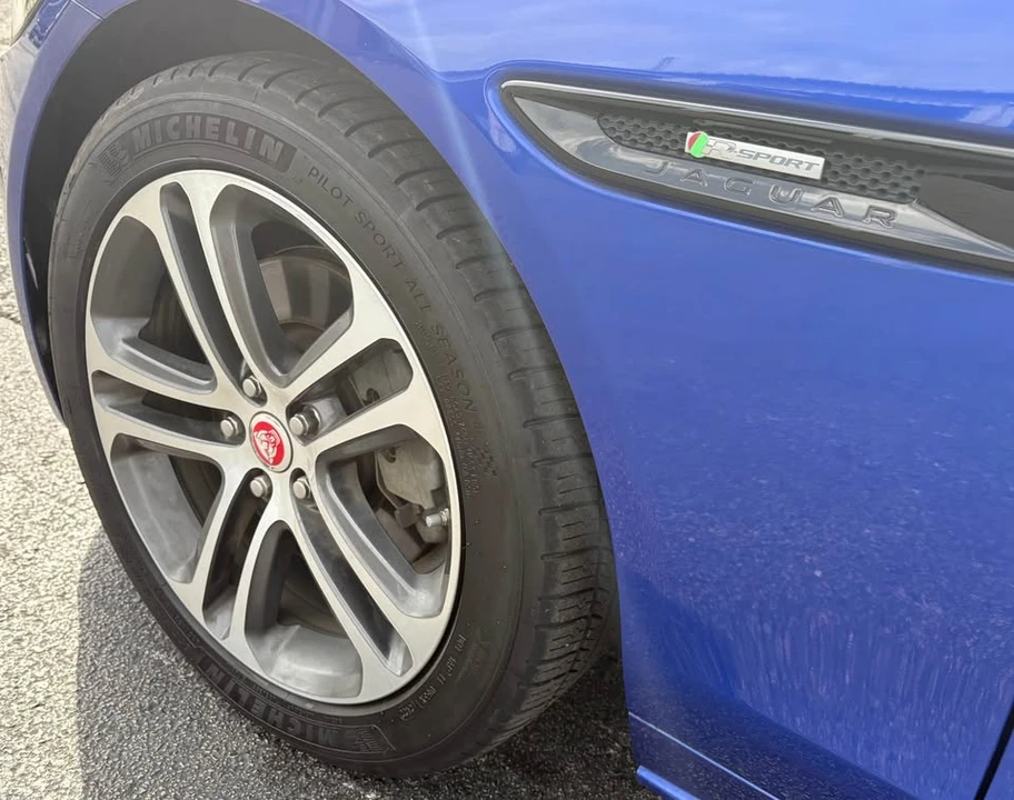 2019 Jaguar XE - Image 6 of 20