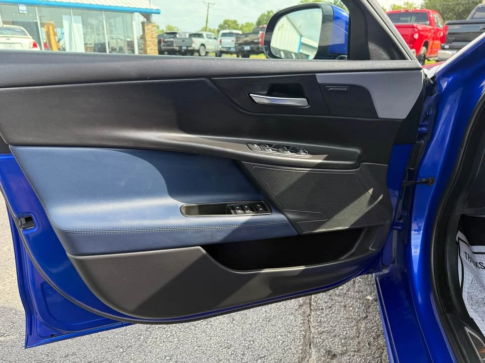 2019 Jaguar XE - Image 9 of 19