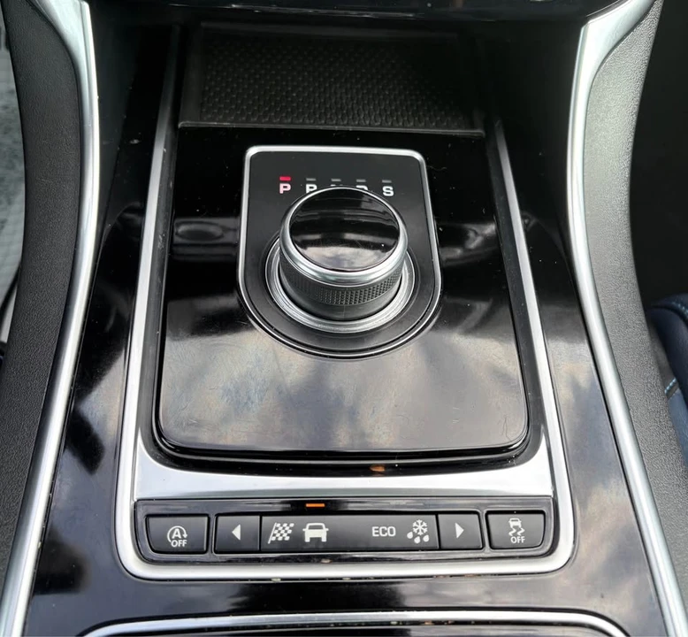 2019 Jaguar XE - Image 18 of 20