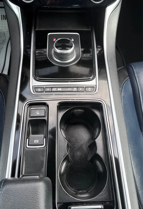 2019 Jaguar XE - Image 17 of 20