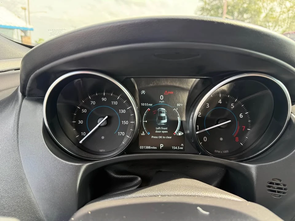 2019 Jaguar XE - Image 11 of 19