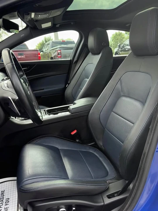 2019 Jaguar XE - Image 7 of 20
