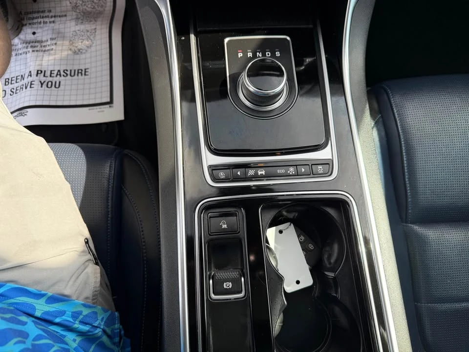 2019 Jaguar XE - Image 14 of 19
