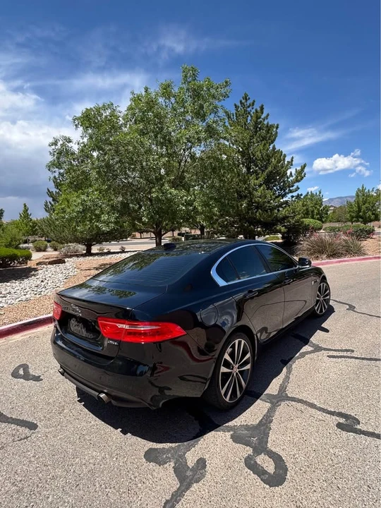 2019 Jaguar XE - Image 4 of 10