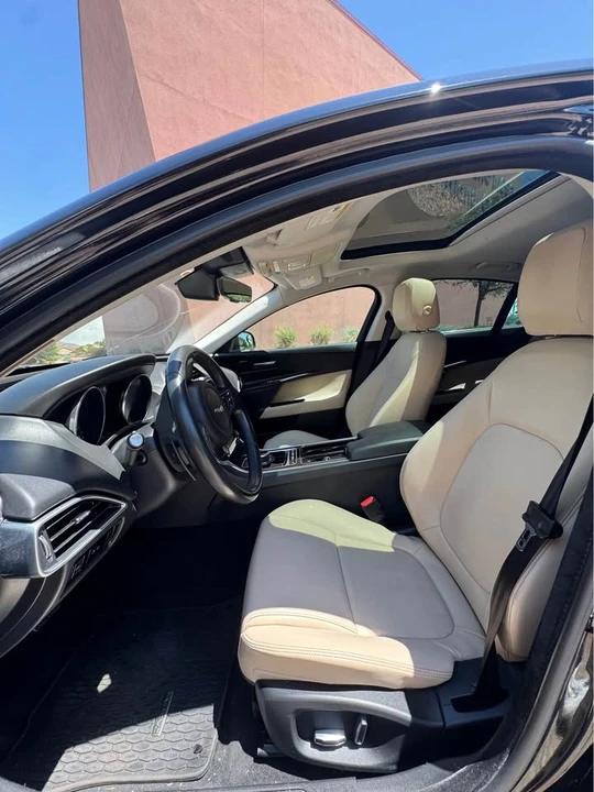 2019 Jaguar XE - Image 7 of 10