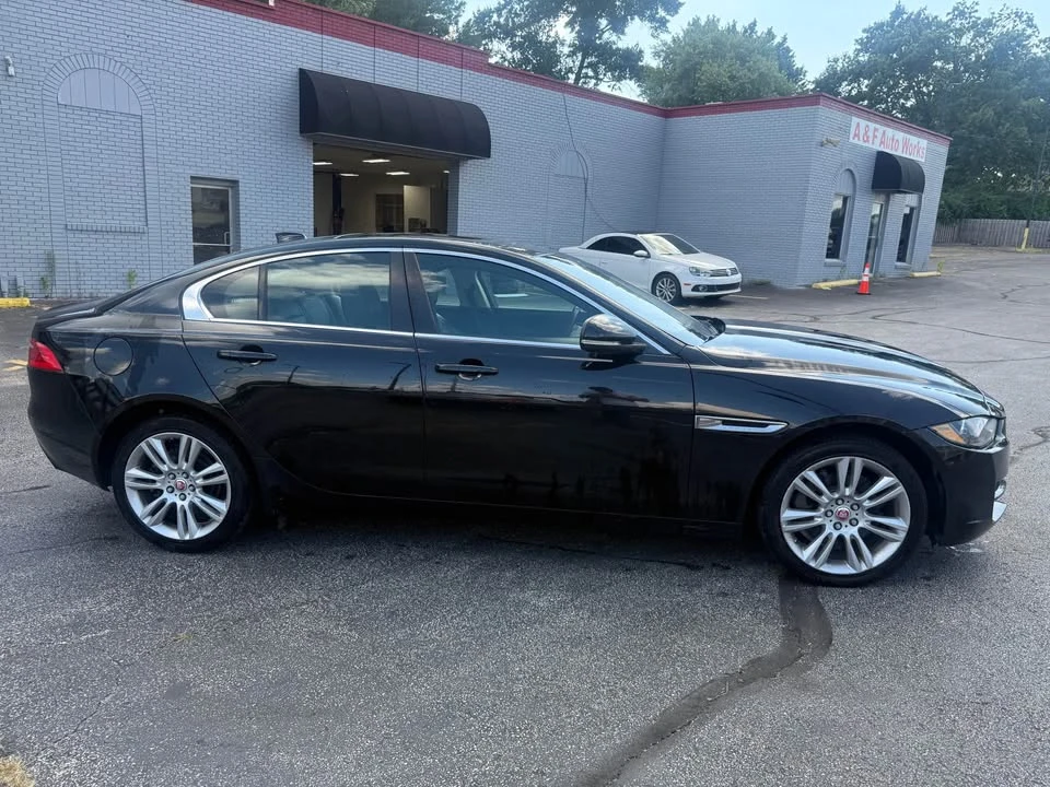 2019 Jaguar XE - Image 7 of 9