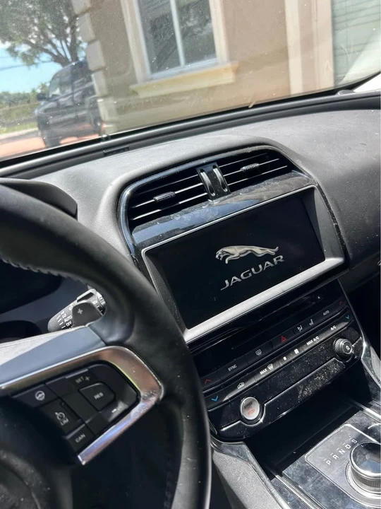 2019 Jaguar XE - Image 4 of 4