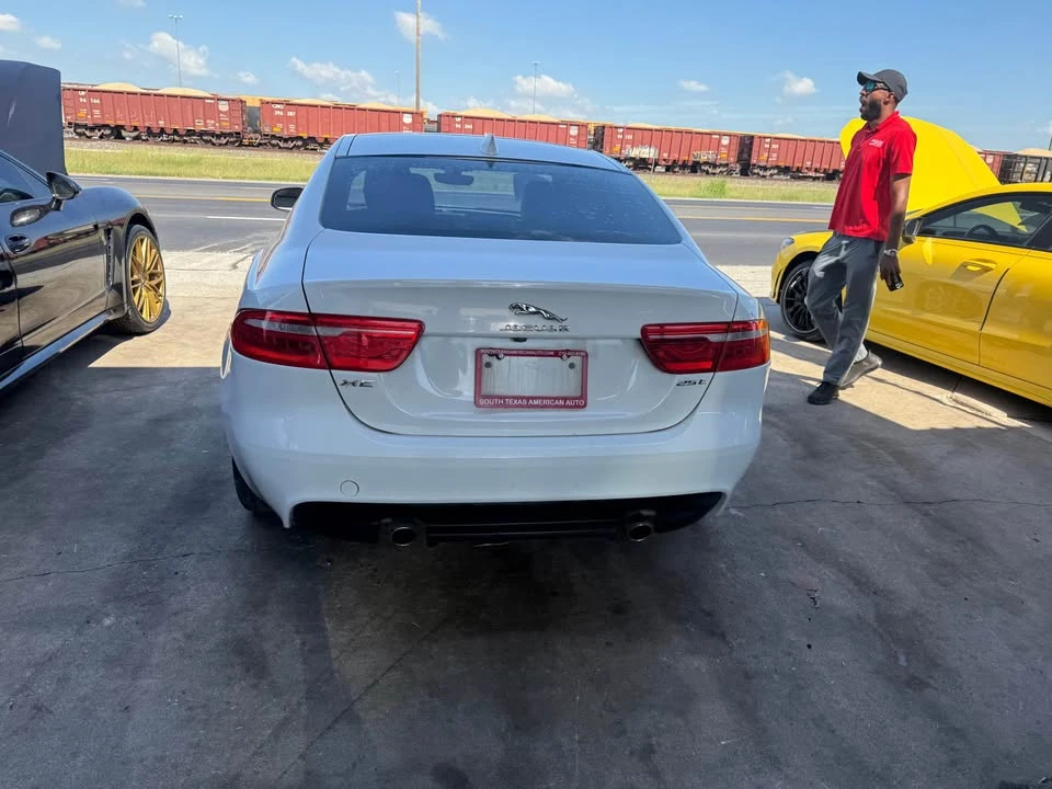 2019 Jaguar XE - Image 7 of 11