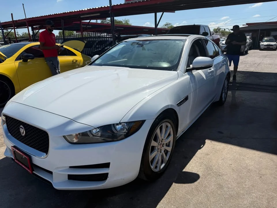 2019 Jaguar XE - Image 5 of 11