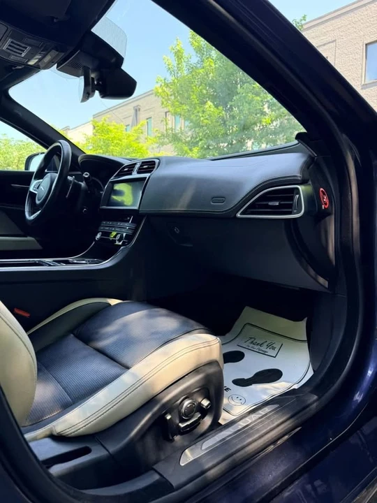 2019 Jaguar XE - Image 18 of 20