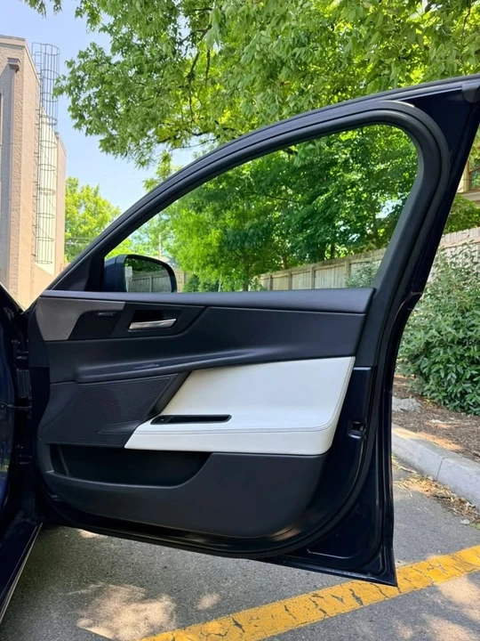 2019 Jaguar XE - Image 17 of 20