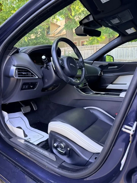 2019 Jaguar XE - Image 8 of 20