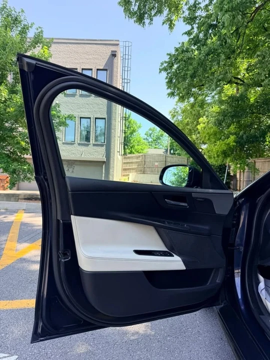 2019 Jaguar XE - Image 7 of 20