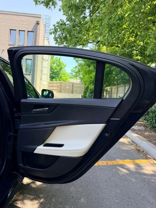 2019 Jaguar XE - Image 14 of 20