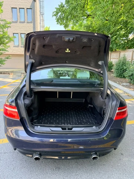 2019 Jaguar XE - Image 13 of 20