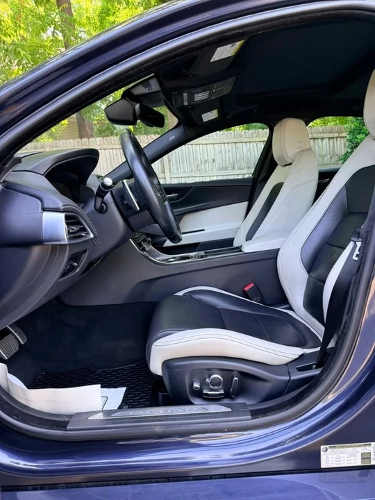 2019 Jaguar XE - Image 9 of 20