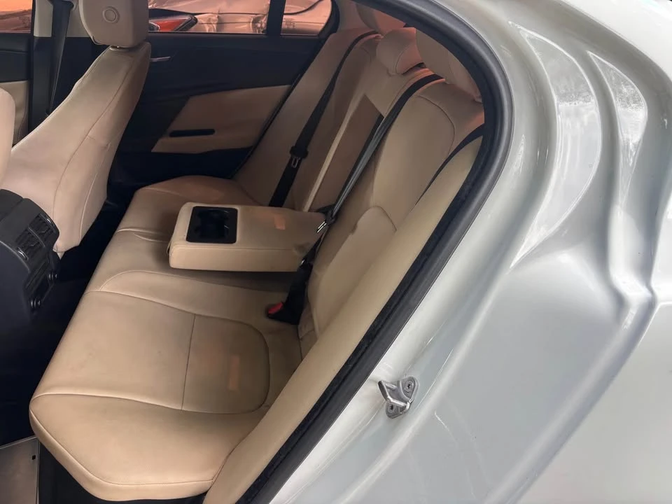 2019 Jaguar XE - Image 6 of 7