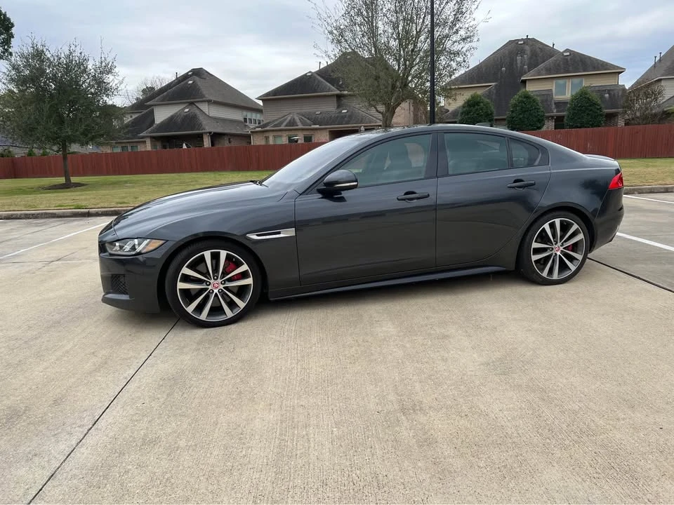 2019 Jaguar XE - Image 9 of 11